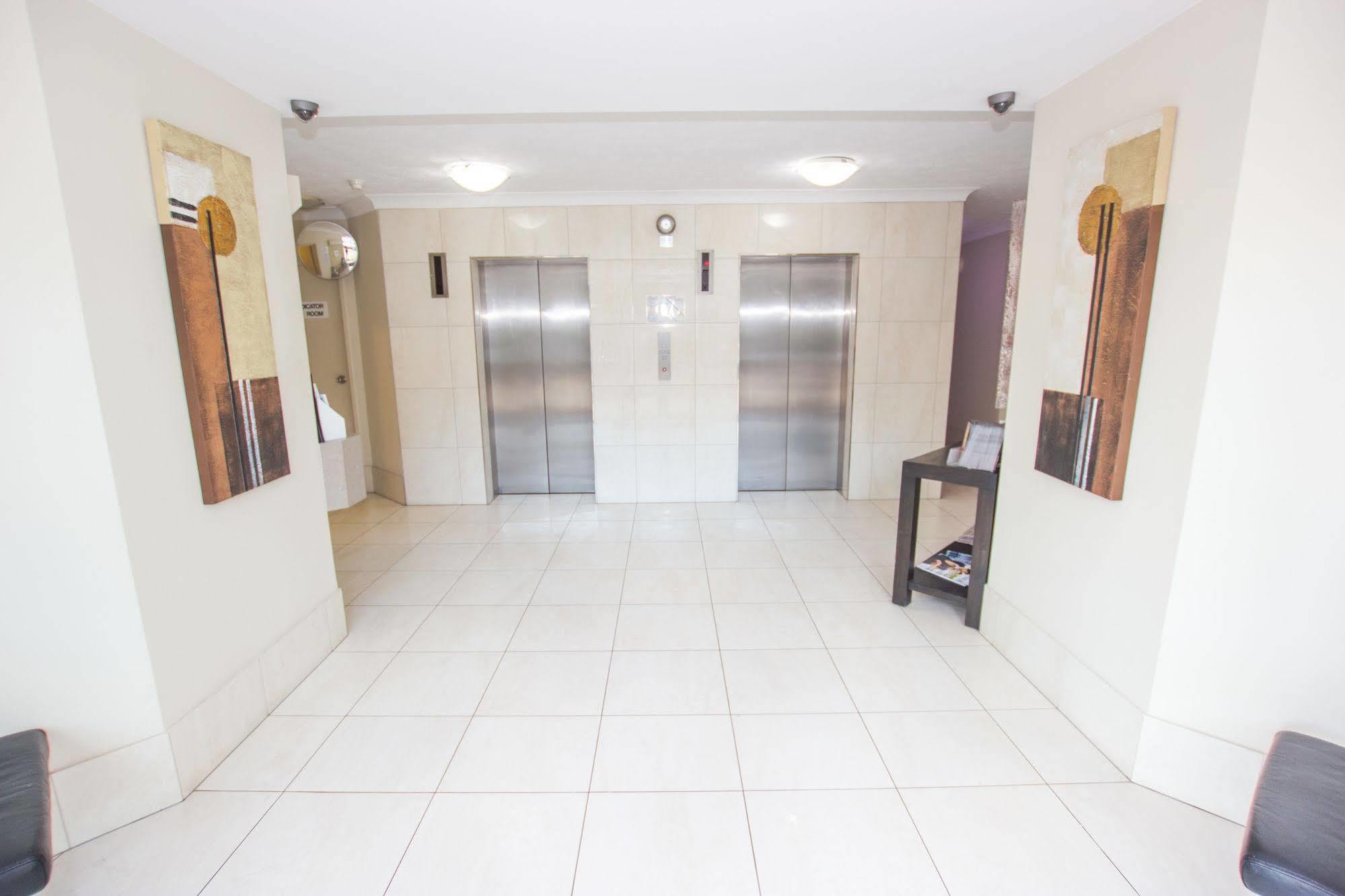 Carrington Court Aparthotel Main Beach Bagian luar foto