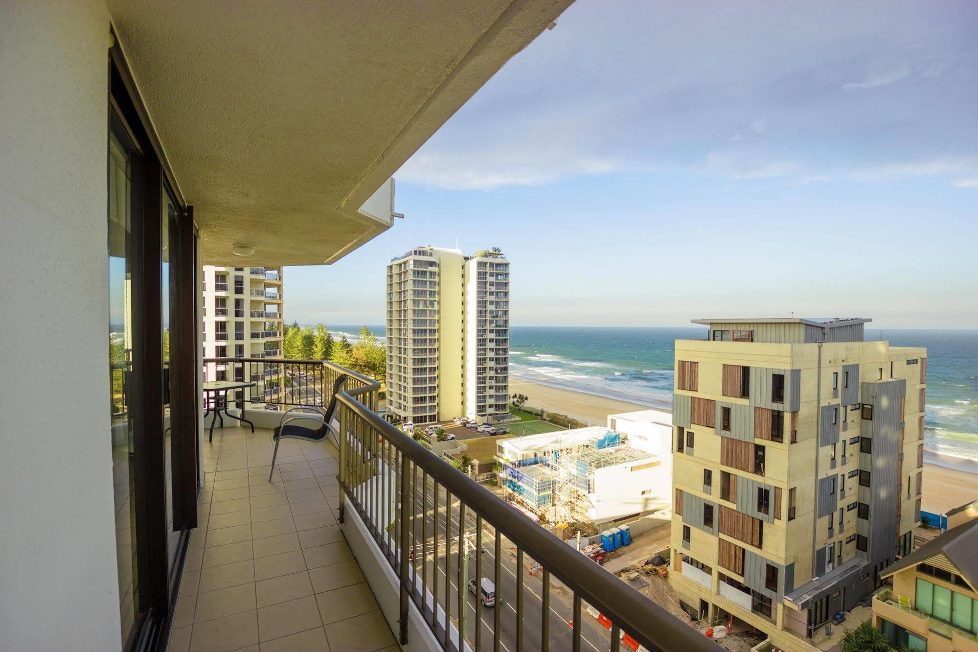 Carrington Court Aparthotel Main Beach Bagian luar foto