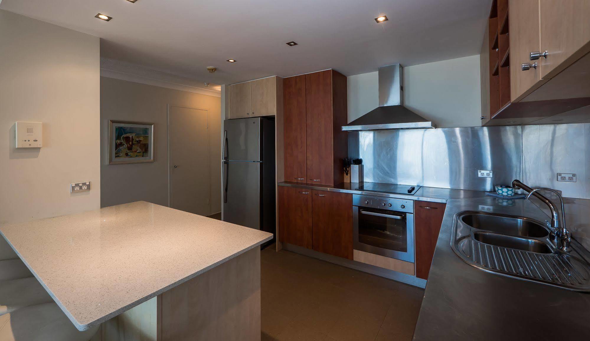Carrington Court Aparthotel Main Beach Bagian luar foto