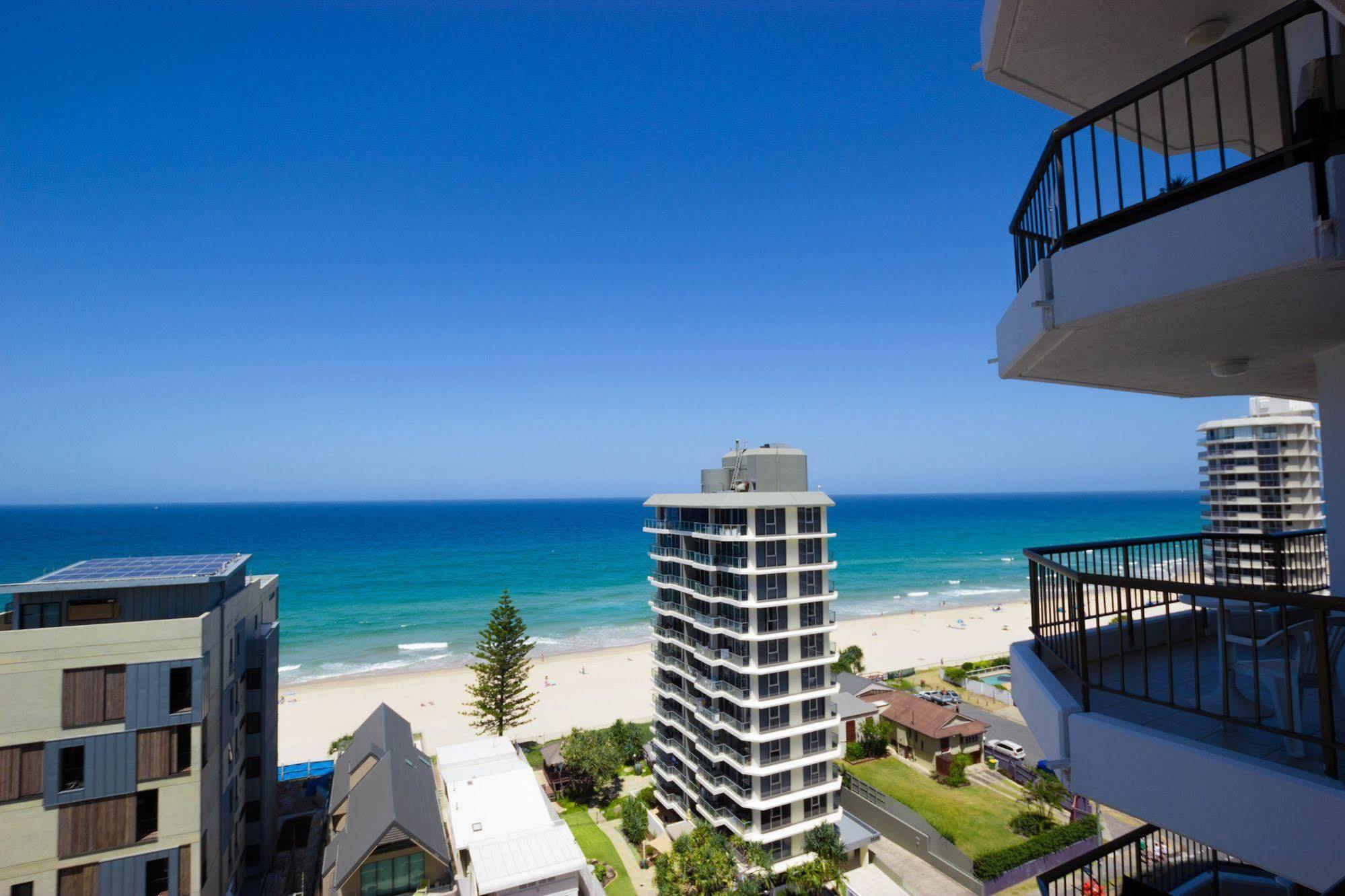 Carrington Court Aparthotel Main Beach Bagian luar foto